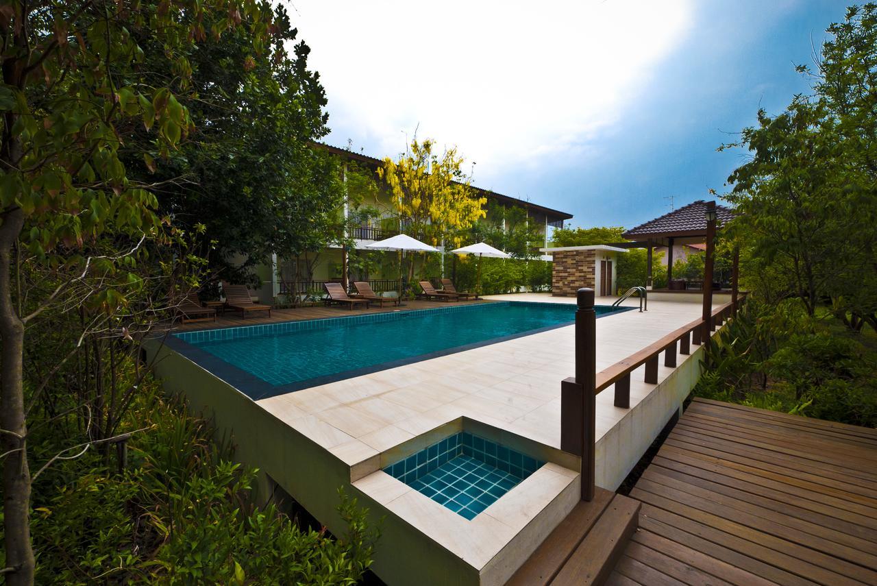Tree House Hotel Sisaket Exterior foto