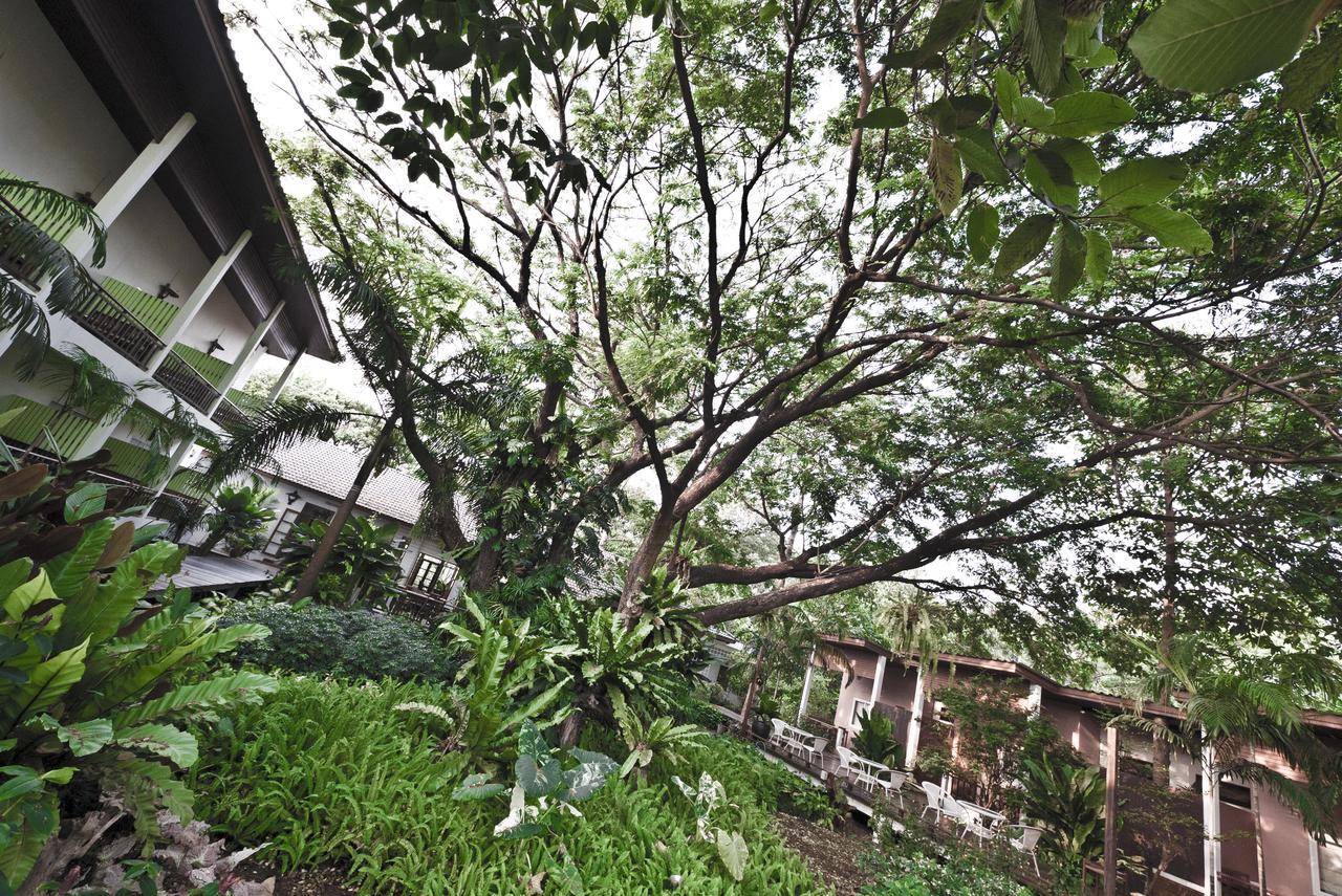 Tree House Hotel Sisaket Exterior foto