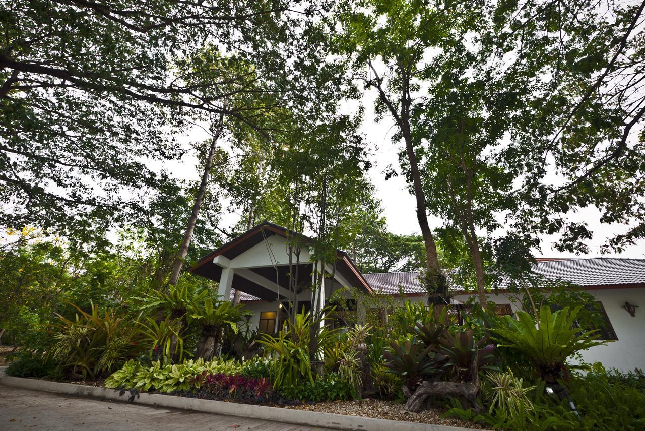 Tree House Hotel Sisaket Exterior foto