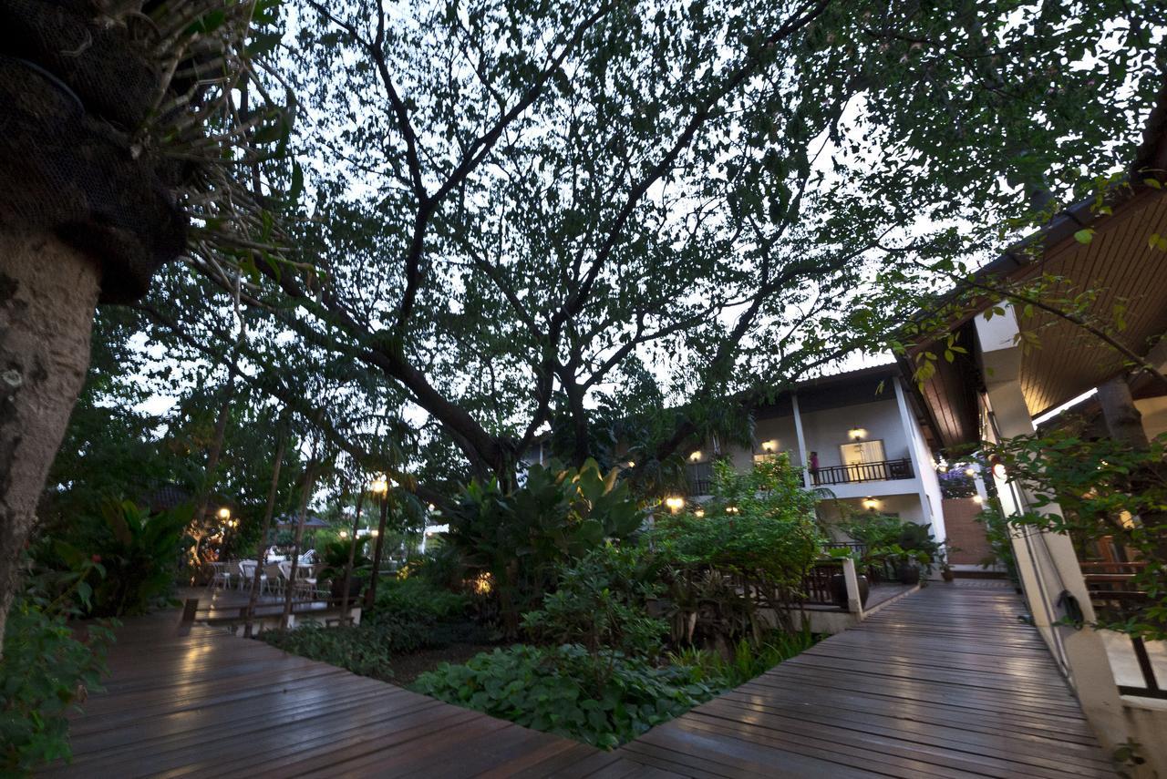 Tree House Hotel Sisaket Exterior foto